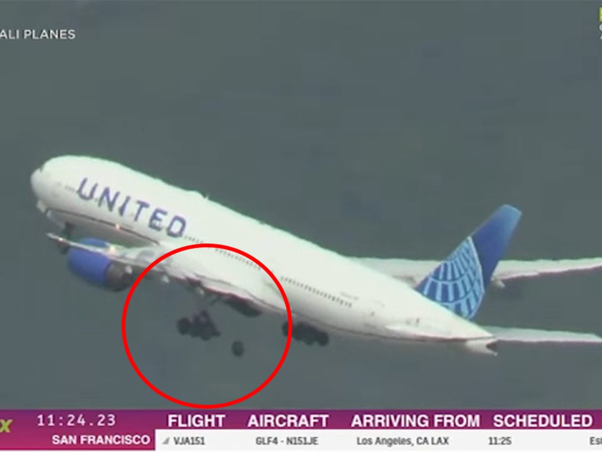 ВИДЕО: Сан Францискогоос хөөрсөн "United Airlines" компанийн онгоцны нэг дугуй салж унан, доор байсан автомашинуудыг эвджээ