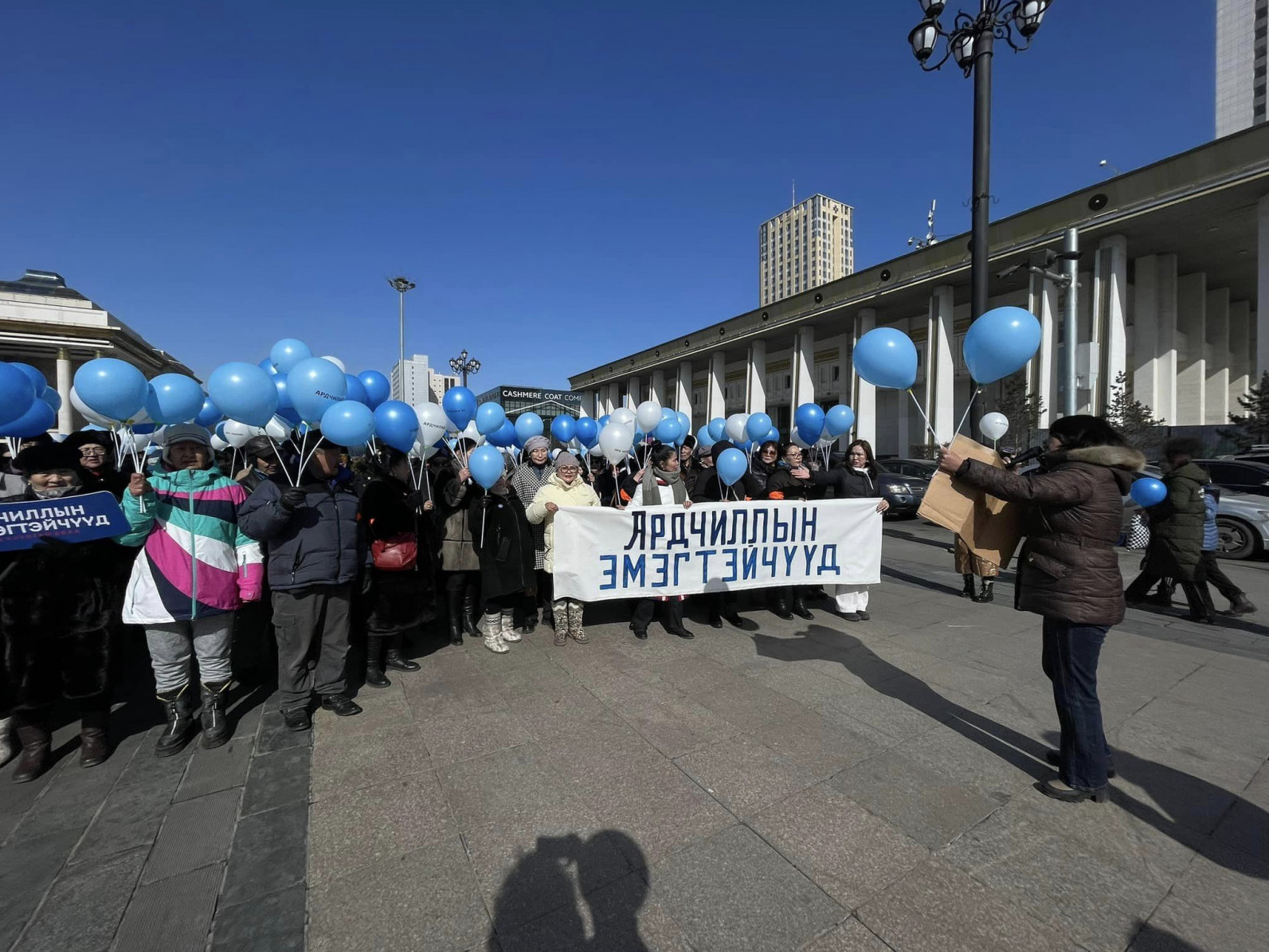 Ардчилсан эмэгтэйчүүдийн холбооноос тайван жагсаалыг Сүхбаатарын талбайд зохион байгууллаа 