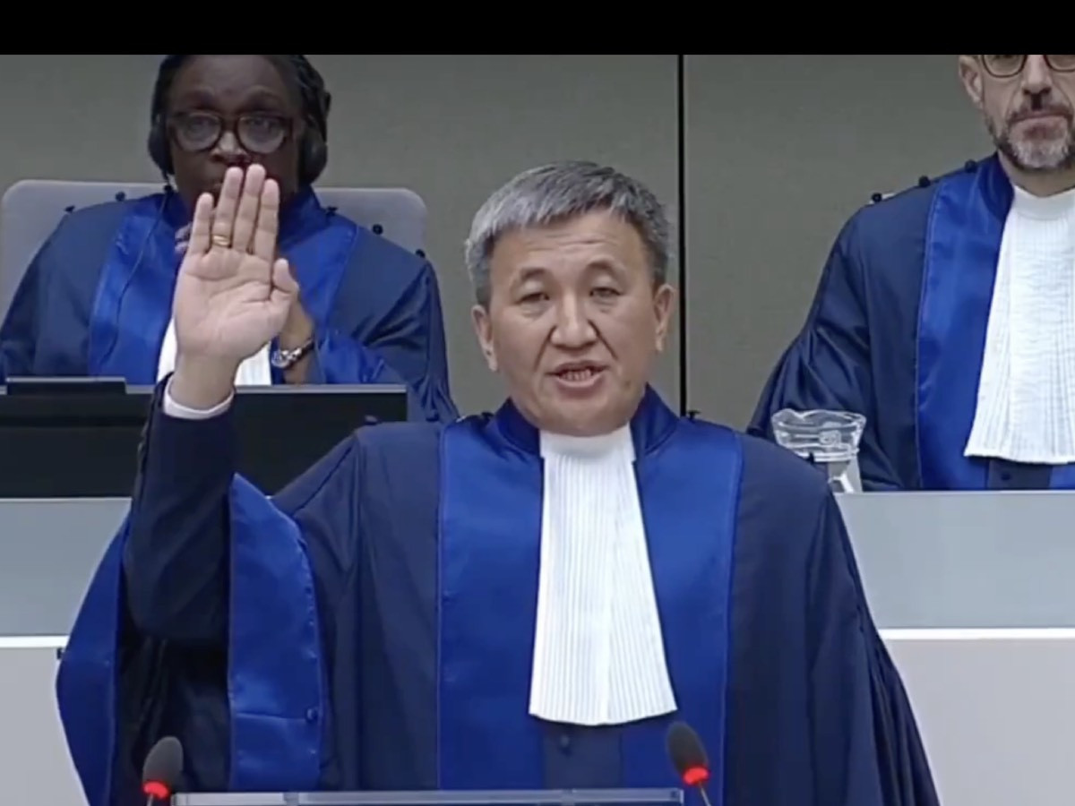 ВИДЕО: Гаагийн шүүхийн шүүгчээр Монгол Улсаас анх удаа томилогдсон Д.Эрдэнэбалсүрэн тангаргаа өргөв