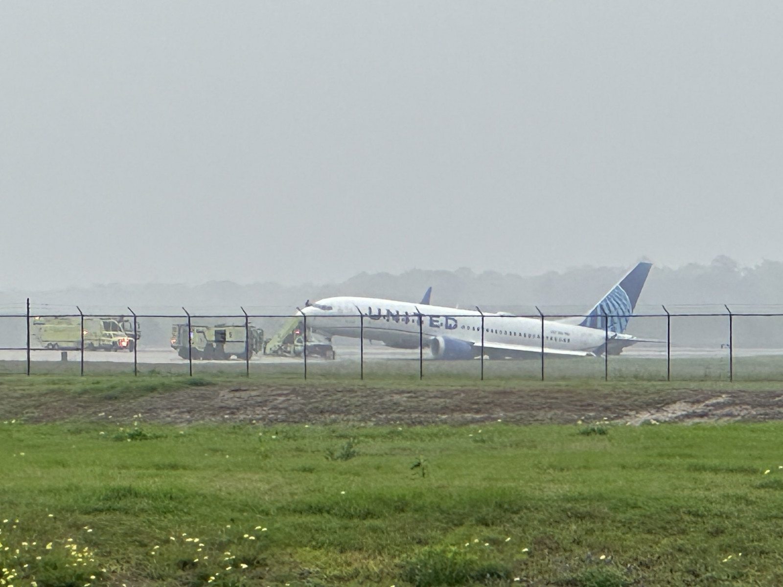 ВИДЕО: “United Airlines” компаний онгоц газардах үедээ гулсаж, зогсоолын хэсгээс гарчээ