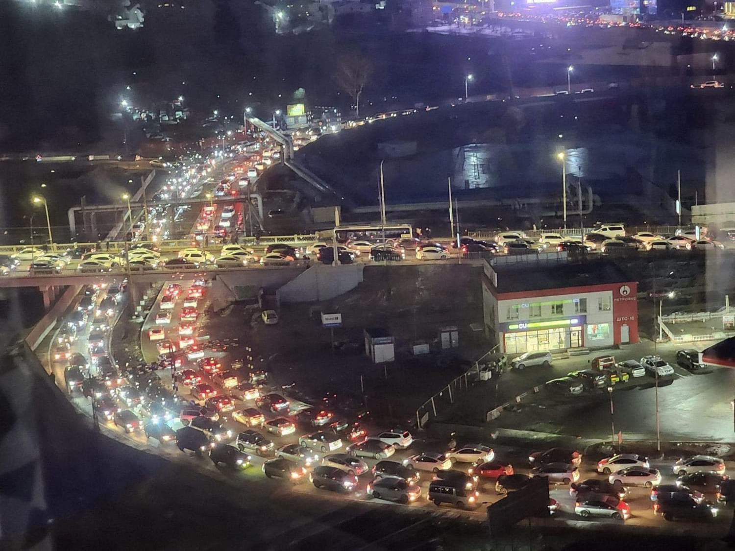 Нийслэлийн замын хөдөлгөөнийг 17:00 цагт түр өөрчилсөн нь Улаанбаатар хотын автозамын хөдөлгөөн тэг зогсолт хийхэд хүргэв