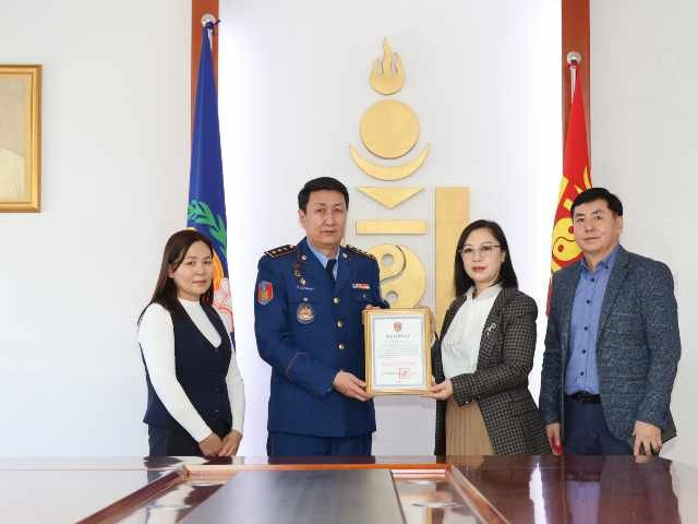 Монгол, Хятадын "Найрамдал" сургууль малчдад тусалж 5 сая төгрөгийн хандив өргөлөө