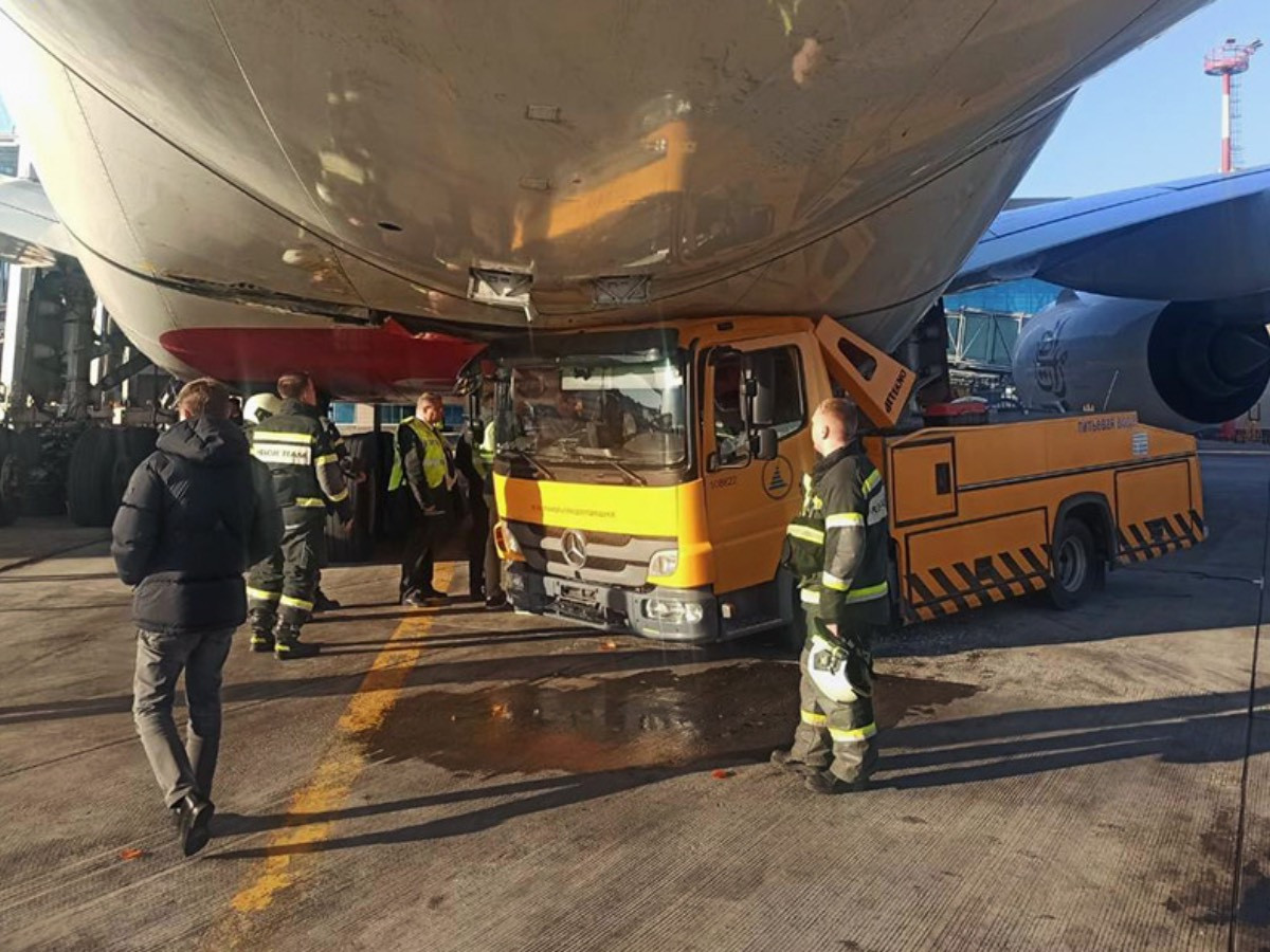 ФОТО: Airbus A380 онгоцыг тээврийн хэрэгслээр мөргөж, жолооч нь цус харвасан хэрэг Орост гарчээ