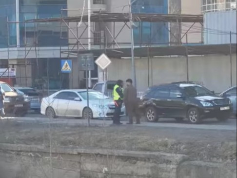 Улсын дугааргүй замын хөдөлгөөнд оролцож, цагдаагийн шаардлагыг биелүүлээгүй гэх жолоочийг шалгаж байна гэв
