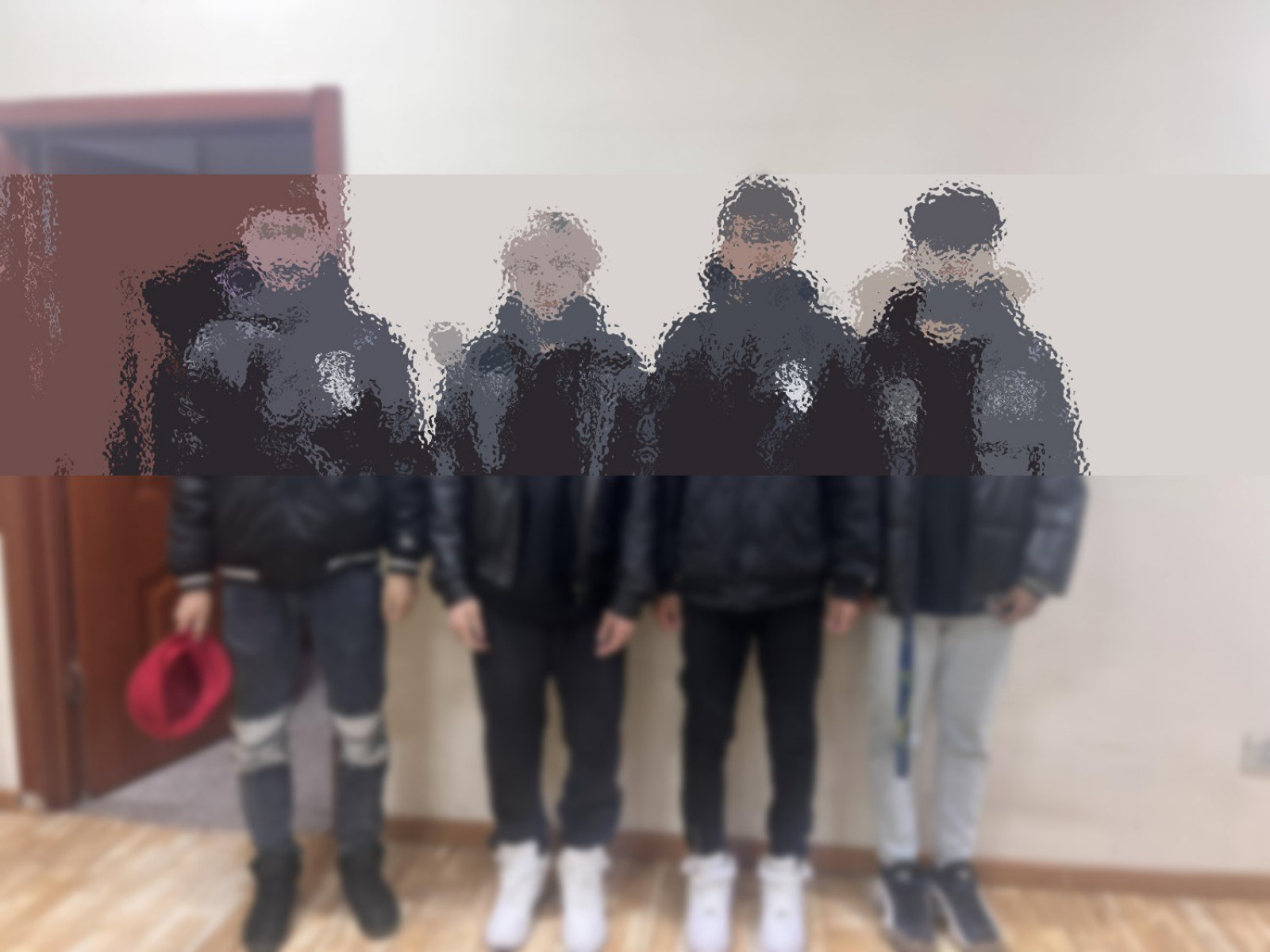 Хүүхдүүдийн биед хутга тулгаж, гар утсыг нь дээрэмджээ