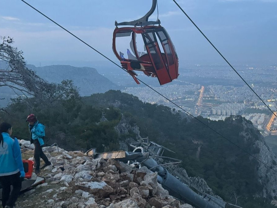 ВИДЕО: Туркийн Анталия мужид дүүжин тээврийн бүхээг эвдэрсний улмаас хүмүүс өндрөөс унасан хэрэг гарчээ