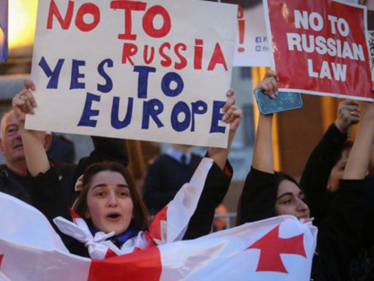 ВИДЕО: Оросын “гадаадын агентуудын” хуулийг хуулж, Европын холбоонд элсэх боломжийг үгүй хийх оролдлого хэмээн Гүржийн иргэд жагсаж байна