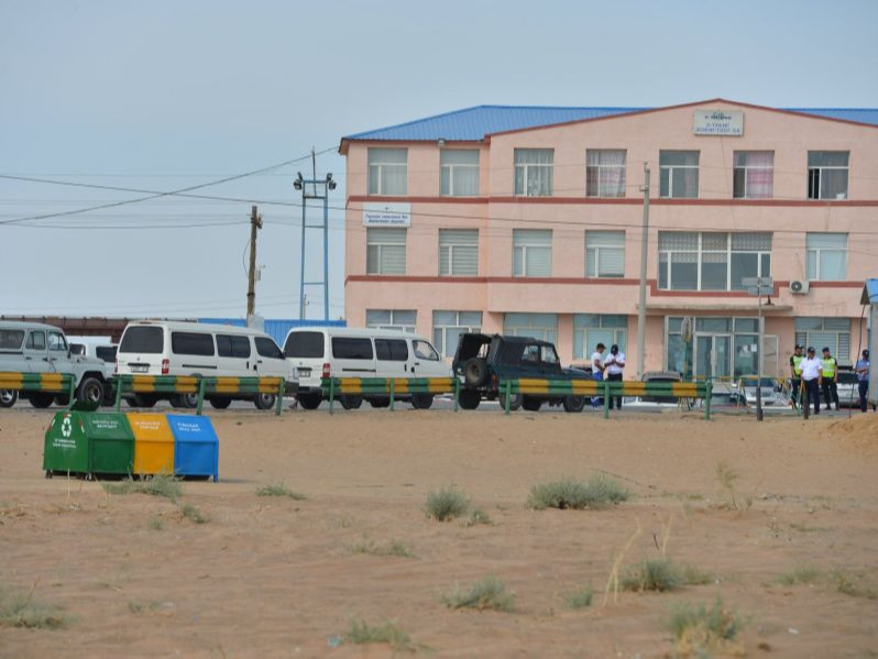 Ханги-Мандалын боомтоор Монгол Улсын иргэд хувийн автомашинтайгаа БНХАУ-ын хил руу нэвтэрч эхэллээ