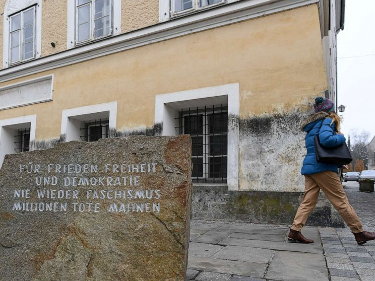 Гитлерийн төрсөн байшинд хүндэтгэл үзүүлж, цэцэг өргөж байсан дөрвөн иргэнийг баривчилжээ
