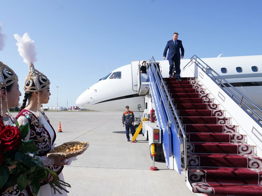 Монголд айлчлахдаа 42 сая фунт стерлингийн үнэтэй VIP онгоц хөлсөлсөн Дэвид Камероныг сөрөг хүчнийхэн нь шүүмжилжээ