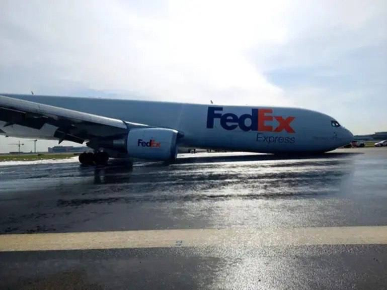 ВИДЕО: "Боинг 767" загварын ачааны онгоцны дугуй ажиллаагүйн улмаас Истанбулийн нисэх онгоцны буудалд осолджээ