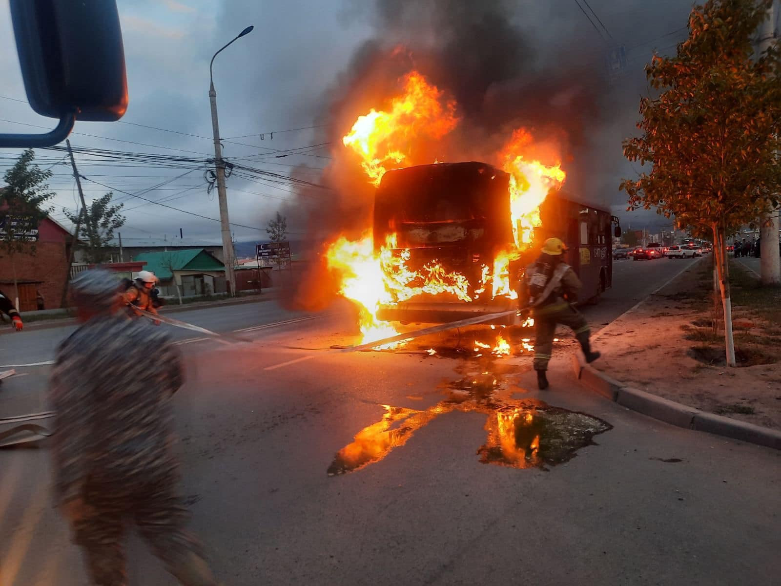 Нийтийн тээврийн үйлчилгээнд явж байсан автобус шатжээ
