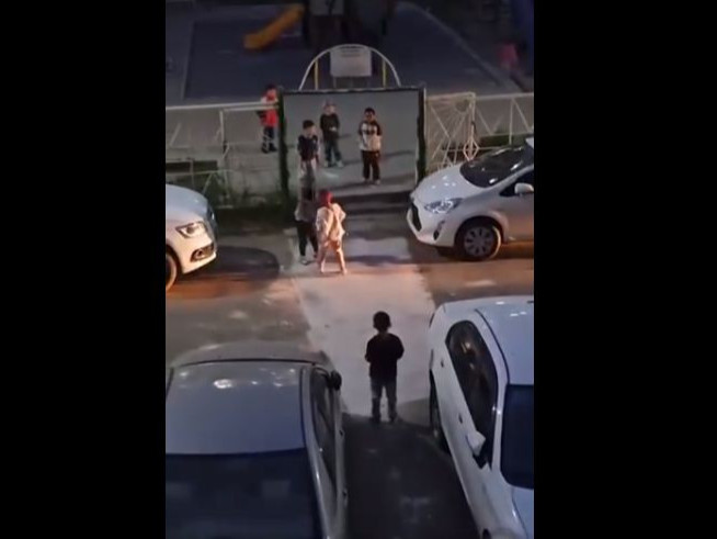 ВИДЕО: Явган хүний гарцгүй газар бага насны хүүхдүүд өөрсдөө гарц зурж, тэмдэглэжээ