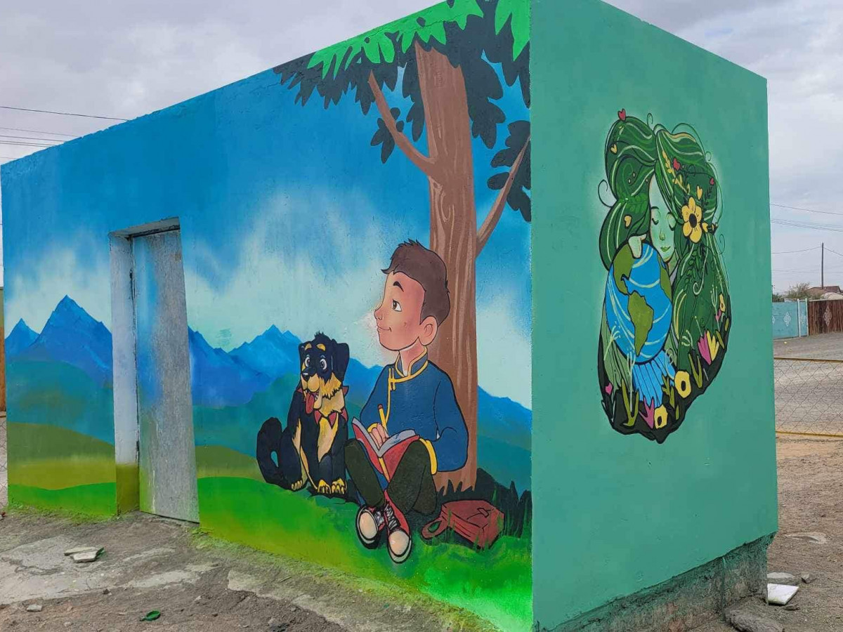 ФОТО: Өмнөговь аймаг гэр хорооллын ус түгээх цэгүүдийг засварлаж, зураагч А.Сонинбаяр уран бүтээлээрээ чимэглэжээ