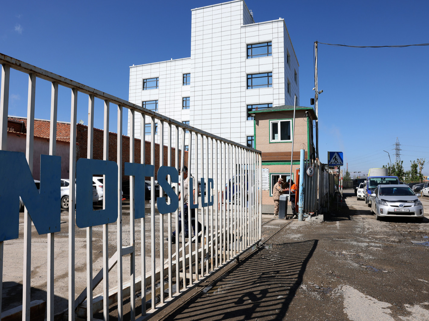 Дунд голын голдирол хааж барьсан барилга, байгууламжийг буулган зөрчлийг арилгуулж байна