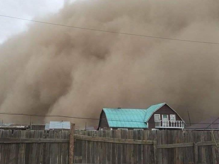 Цаг агаарын аюулт үзэгдэл болж, найман айлын гэр нуржээ