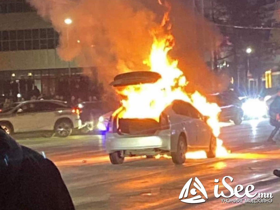 Багахангай дүүрэгт “приус 20” загварын автомашин шатаж байсныг унтраажээ