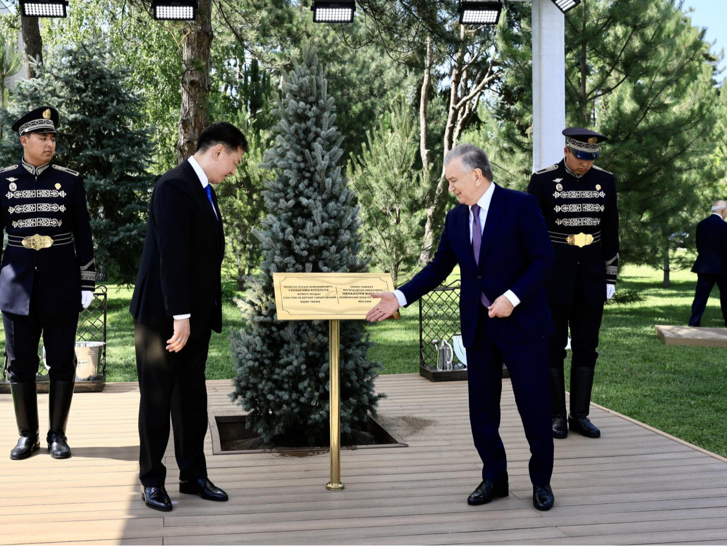  Ерөнхийлөгч У.Хүрэлсүх, Узбекистаны Ерөнхийлөгч Ш.Мирзиёев нар дурсгалын мод тарьжээ