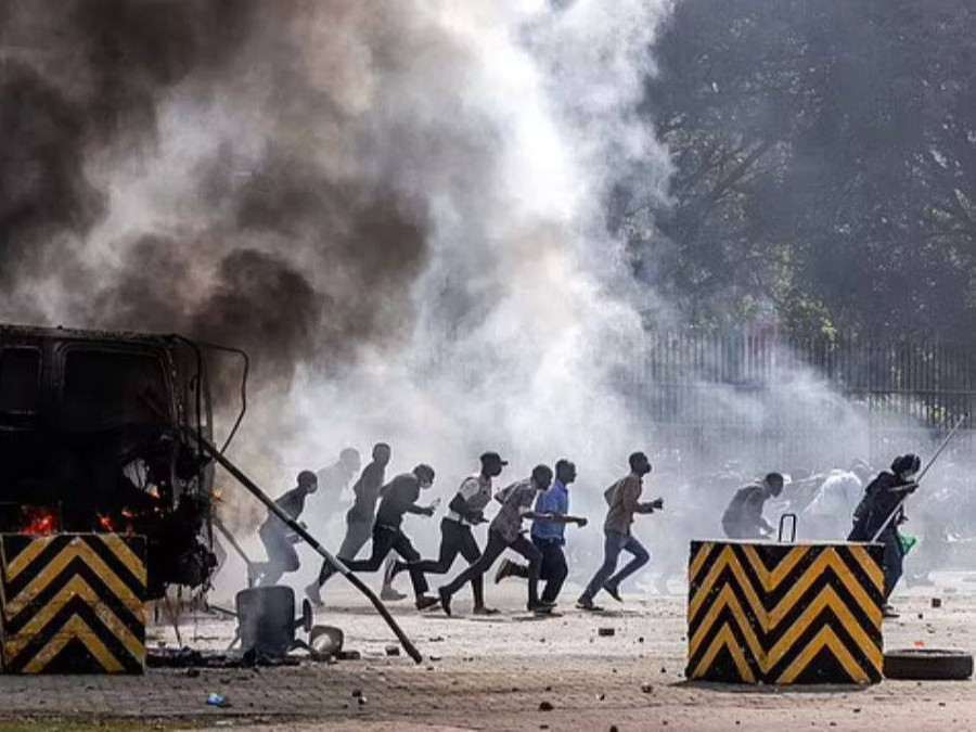 ВИДЕО: Татвар нэмэхийг эсэргүүцсэн Кеничууд парламентынхаа байрыг шатаасан тул тус улсад онц байдал зарлажээ