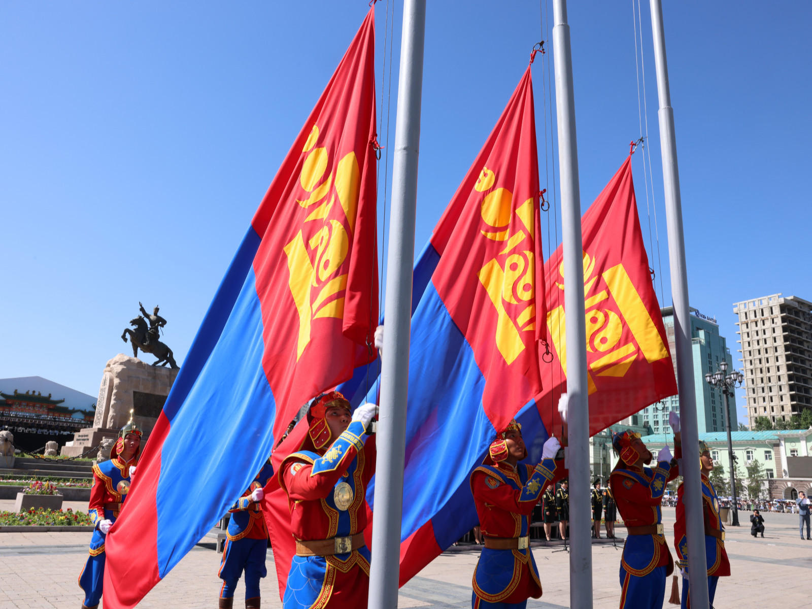 Нийслэлийн төв талбайд алтан соёмбот төрийн далбаагаа мандууллаа