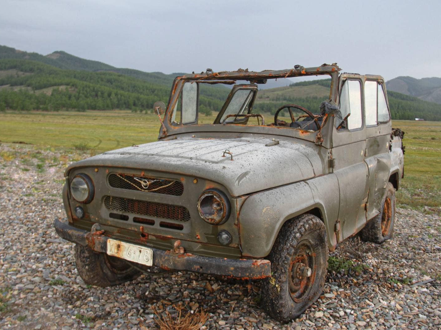 Хөвсгөл нуурт 44 жилийн өмнө живсэн УАЗ-469 загварын автомашиныг 171 метрийн гүнээс татан гаргалаа