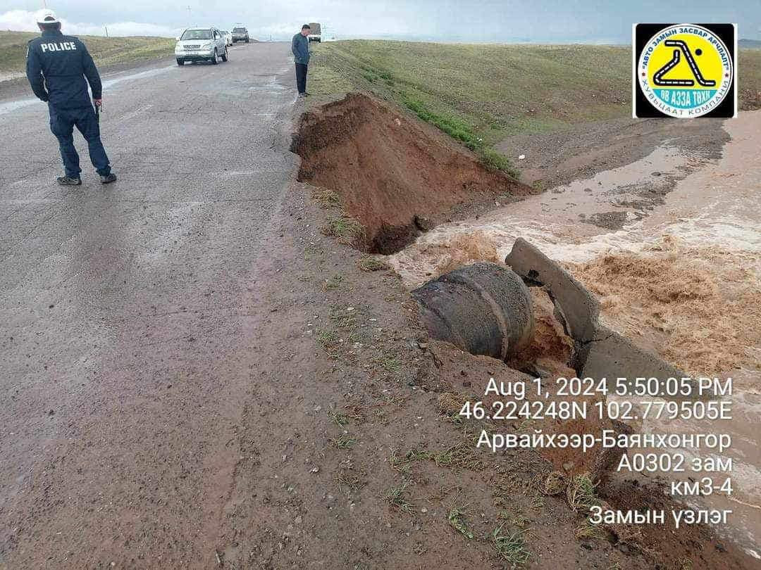 Арвайхээр-Баянхонгор чиглэлийн автозамын хөвөө эвдэрсэн тул анхааруулах тэмдэг байршуулжээ