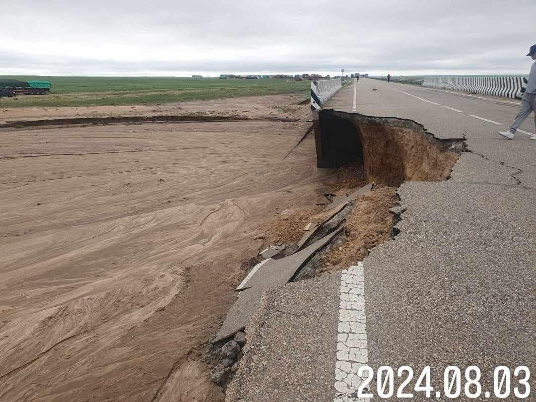 Улаанбаатар-Чойр чиглэлийн автозам эвдэрсэн тул нэг чигийн урсгалд оруулжээ