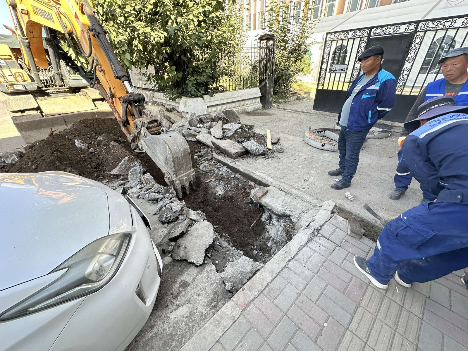 Драгон төвийн туслах авто замын ус зайлуулах шугам хоолойг угсарч байна