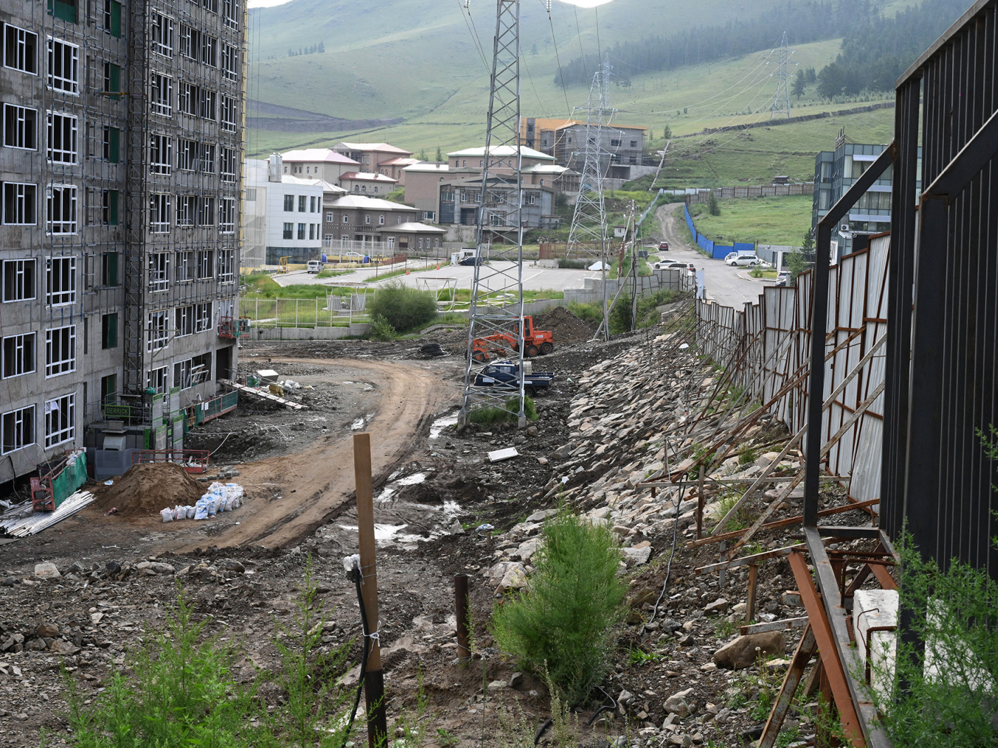 Зөвшөөрөлгүй 6154 метр хашааг буулгаад байна