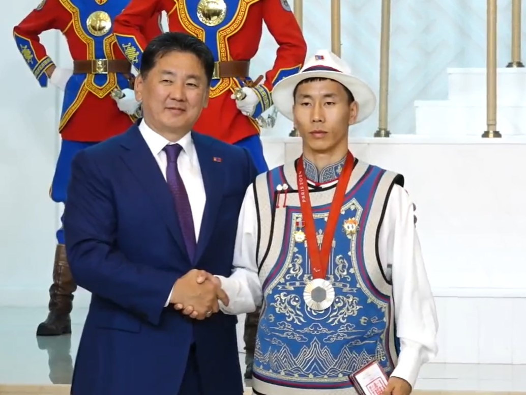 LIVE: У.Сүрэнжавт Хөдөлмөрийн баатар, Б.Баасанхүүд МУГТ цолыг тус, тус хүртээлээ 