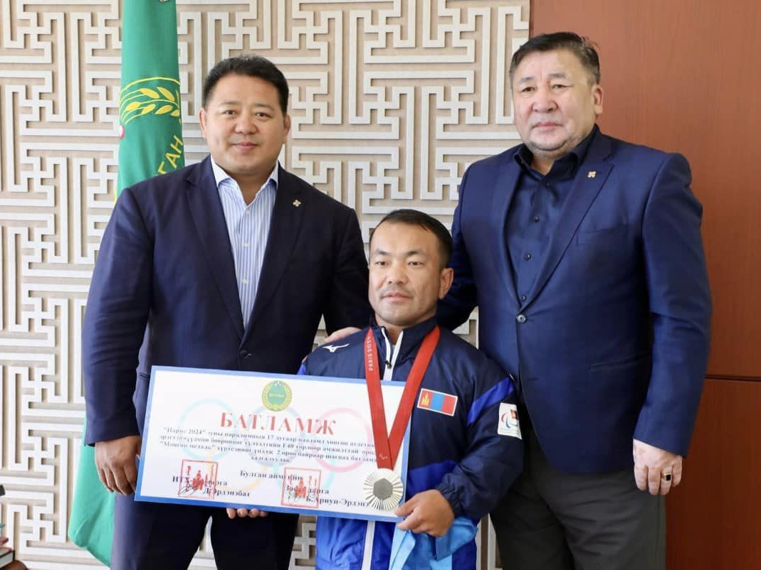 Паралимпын наадмын мөнгөн медальт Ц.Баттулгыг Булган аймаг хоёр өрөө байраар шагнажээ