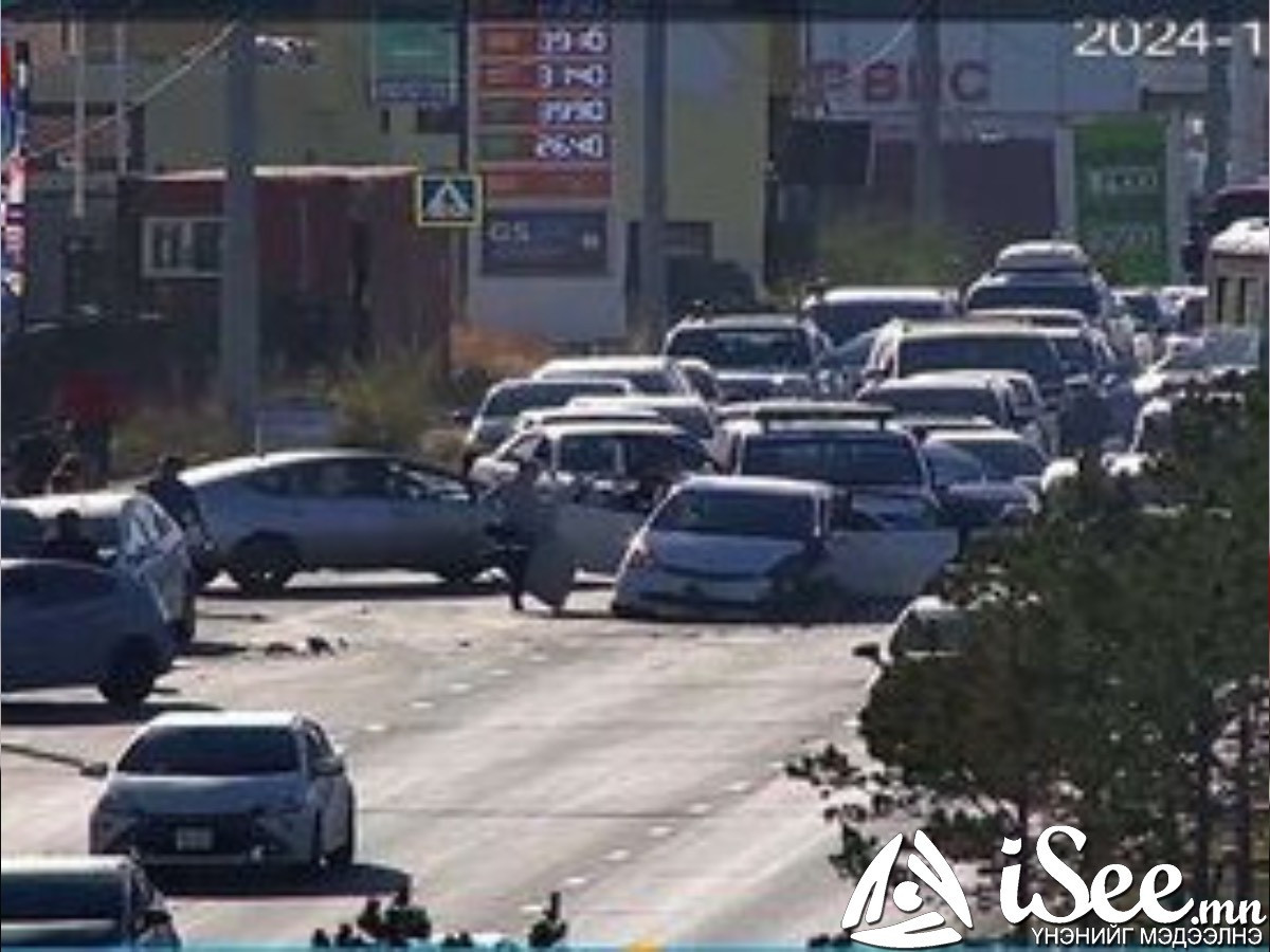 "Баянбүрд"-ийн уулзвар орчимд дөрвөн автомашин мөргөлдсөний улмаас авто замын түгжрэл үүсээд байна 