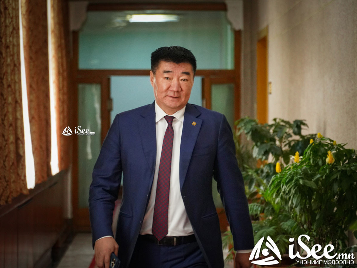 "Миний бие мөнгөн аяга байтугай шаазан аяга ч аваагүй" гэж С.Бямбацогт сайд мэдэгджээ
