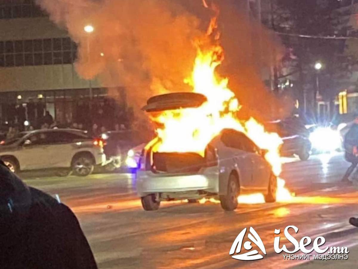 Хэнтий аймагт шар өвс шатсаны улмаас “Toyota Prius-20” загварын суудлын автомашин бүрэн шатжээ