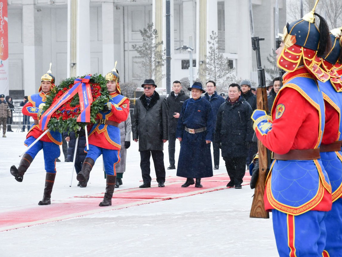 LIVE: УИХ-ын дарга Д.Амарбаясгалан нар Сүхбаатар жанжины хөшөөнд цэцэг өргөж хүндэтгэл үзүүллээ 
