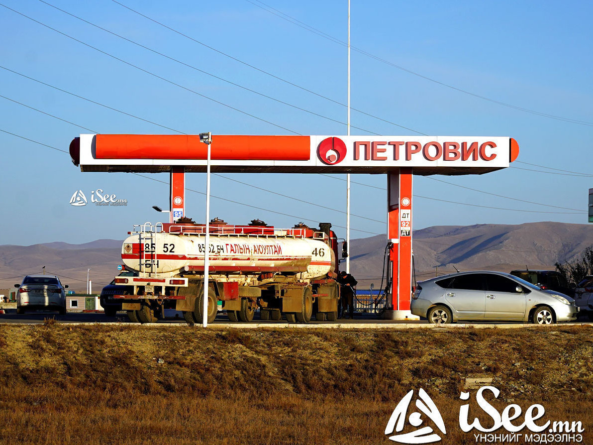 Автомашины зүтгүүрийн чиргүүл замын хажуу руу унаж, 5 тн орчим шатахуун асгарчээ 