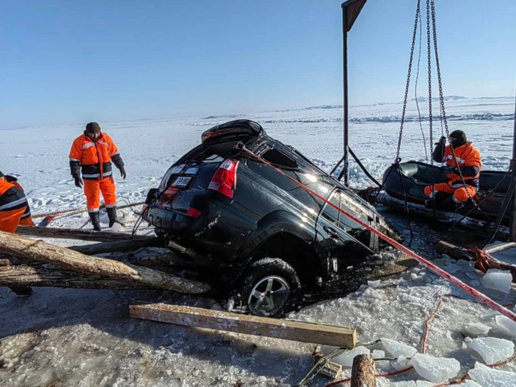 “Хяргас” нуурын мөсөнд цөмөрсөн хоёр автомашиныг татан гаргажээ