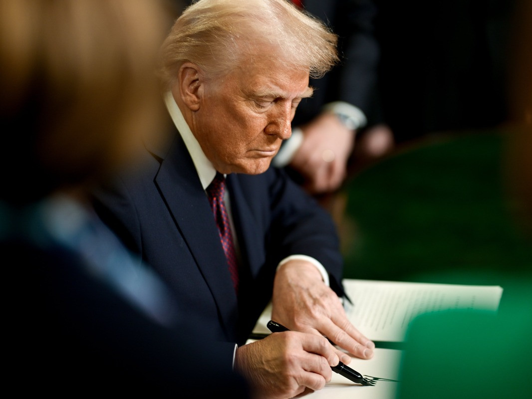 Д.Трамп Хятадын электрон бараанд ногдуулсан өндөр тарифаа цуцалж, iPhone зэрэг бүтээгдэхүүний үнэ өсөхөөс сэргийлжээ