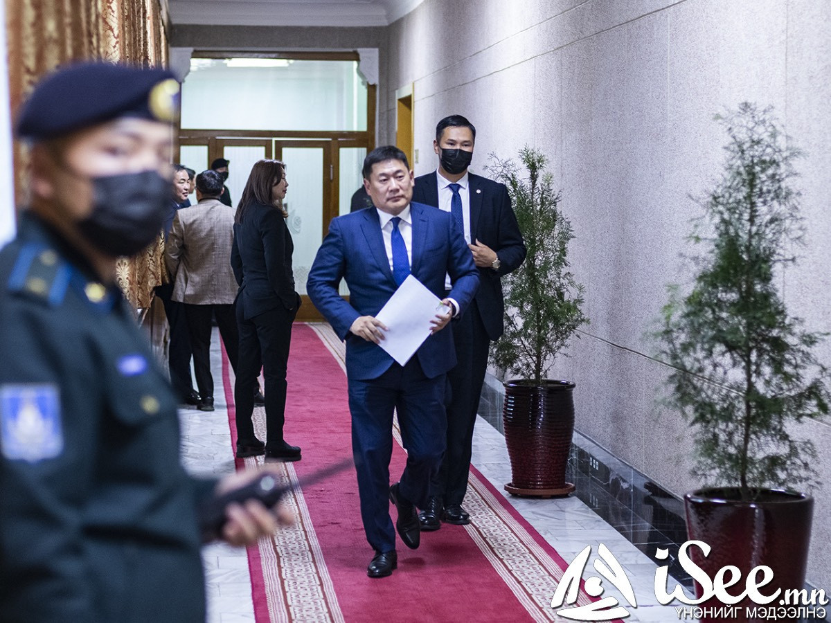 Ерөнхий сайд Засгийн газрын хуралдаанаас өмнө валютын нөөц, нүүрсний экспортыг нэмэгдүүлэх чиглэлээр зарим сайдтай уулзаж байна