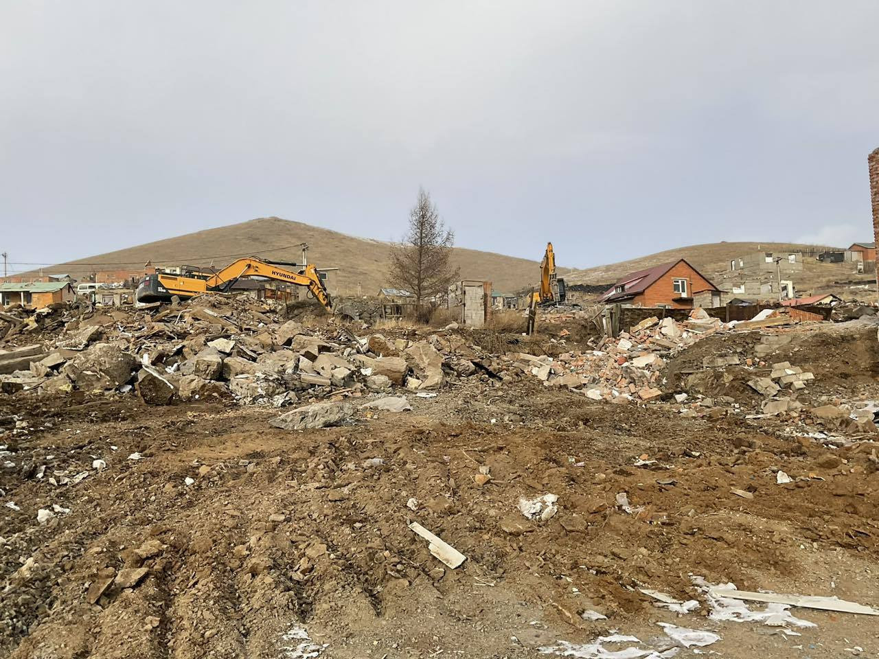 "Сэлбэ" дэд төвийн барилгажилтын талбайг бэлтгэх хүрээнд цэвэрлэгээ хийж эхэлжээ