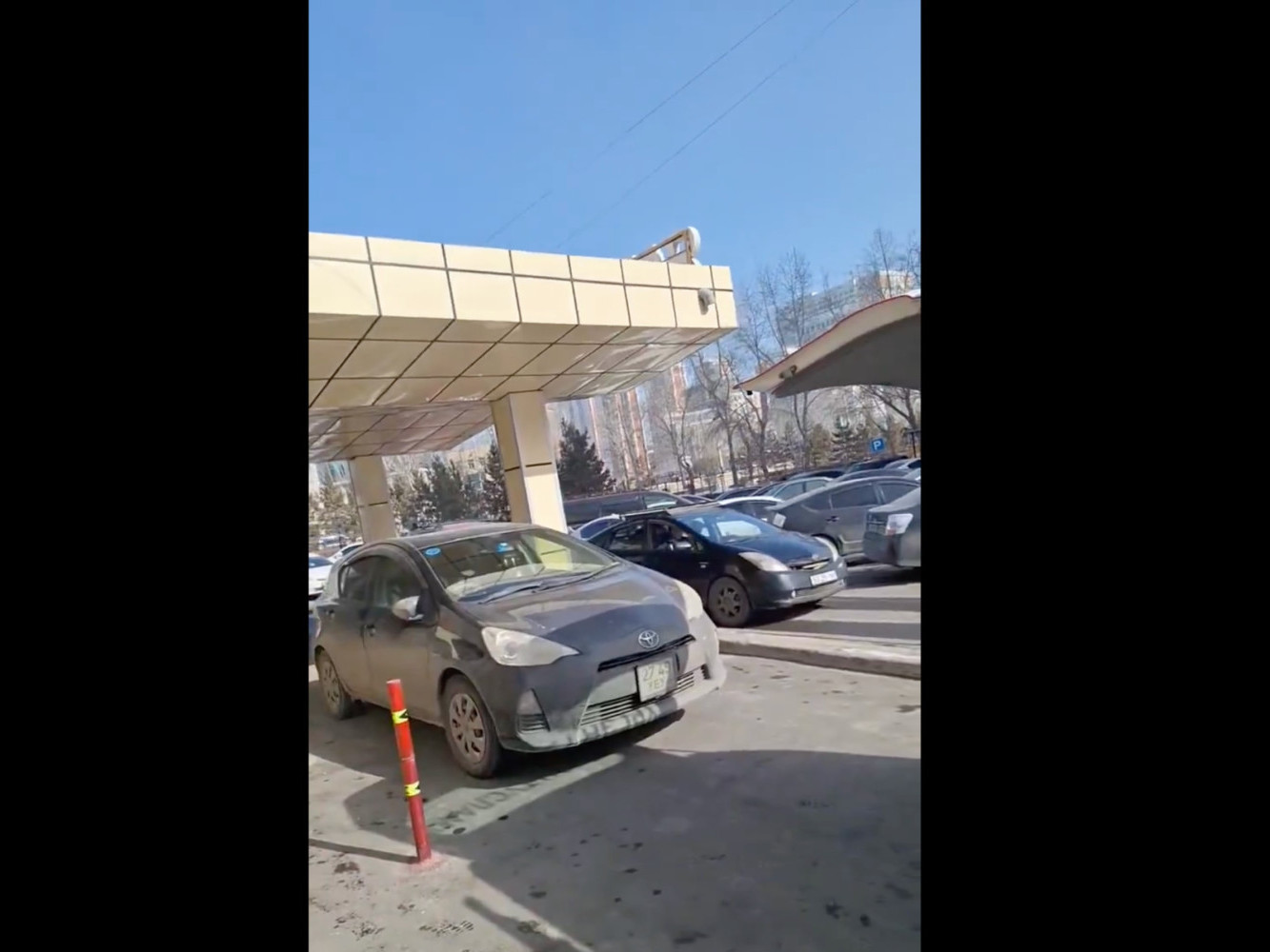 Эмнэлгийн үүдэнд машинаа үлдээсэн жолоочийг шалгаж, 20 мянган төгрөгөөр торгоно