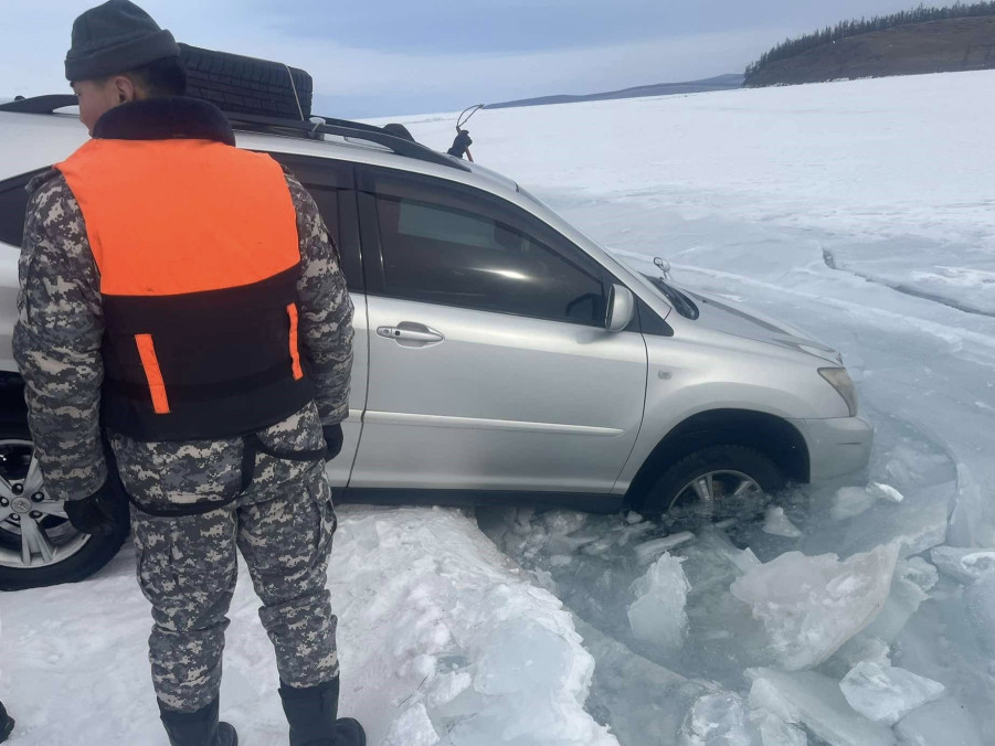 СЭРЭМЖЛҮҮЛЭГ: Хөвсгөл нуурт 2.5 метр өргөн хар хил гарчээ