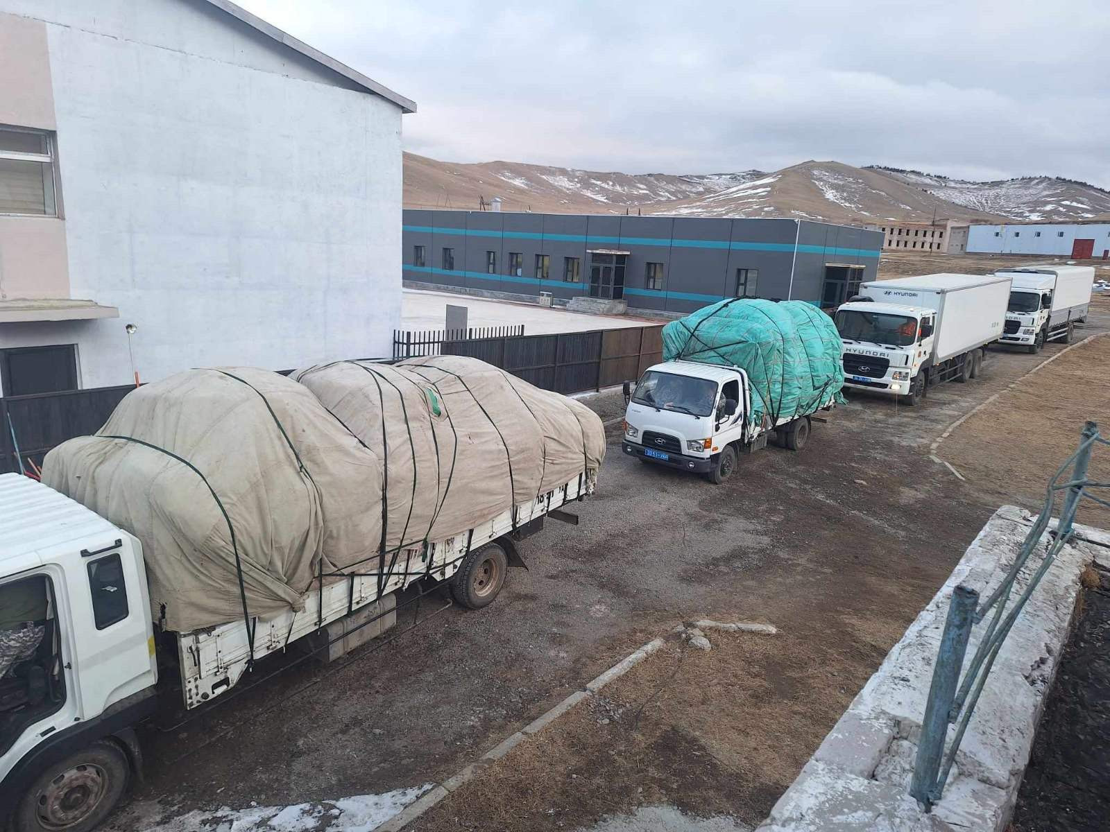Хүчтэй шороон шуурганы улмаас орон гэргүй болсон иргэдэд гэр олгох тусламжийн цуваа хөдөллөө