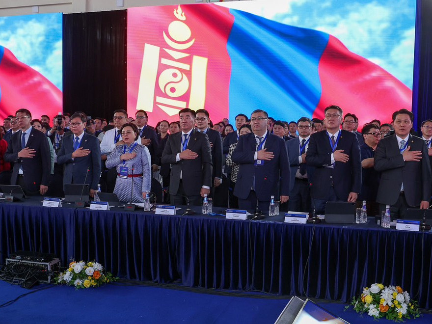 Засгийн газар бүрэн бүрэлдэхүүнээрээ Архангайд хуралдаж байна 