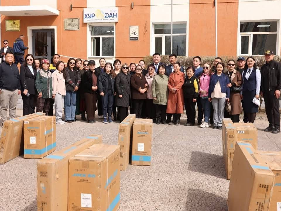 Галд шатсан “Шинэ Мөрөн” худалдааны төвийн 19 түрээслэгчид шулуун оёдлын машин өгчээ