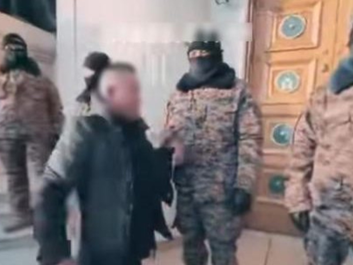 Жагсаалын үеэр төрийн тусгайгийн алба хаагчдын биед халдсан иргэнд 10 хоног баривчлах шийтгэл оноолоо