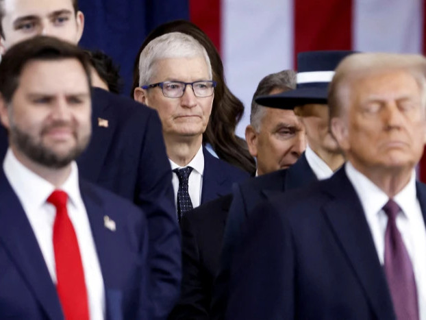 Apple компани iPhone гар утасны үйлдвэрээ Энэтхэгт барьж байгаад Д.Трамп сэтгэл дундуур байгаагаа илэрхийлжээ