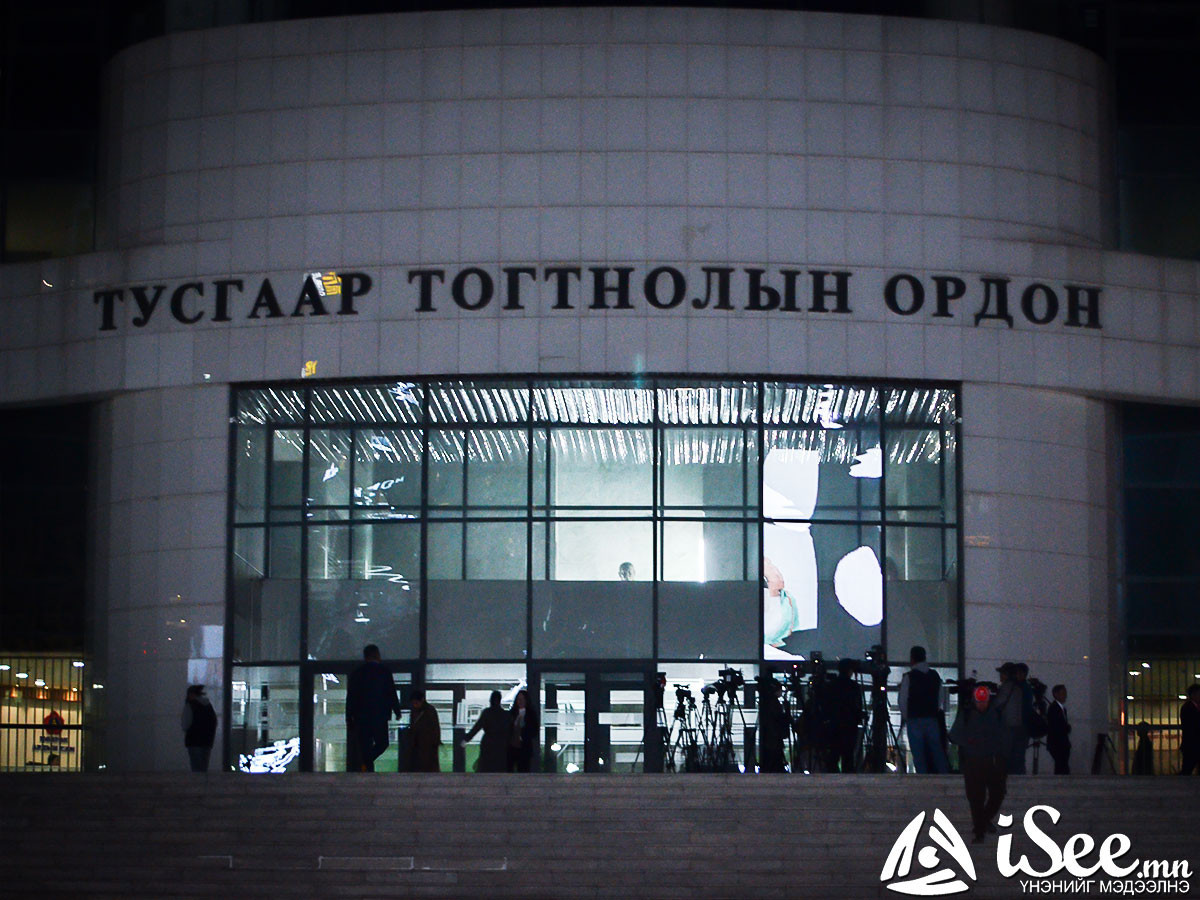 ШУУРХАЙ: Саналын томъёололд санал нэгдээгүй учир Бага хурлыг түр завсарлууллаа 
