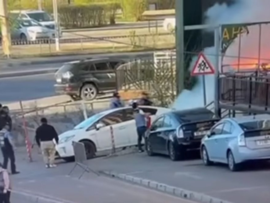  ВИДЕО: Тээврийн хэрэгсэл шатаж байсныг хяналтын камераар илрүүлж, галыг бүрэн унтраажээ