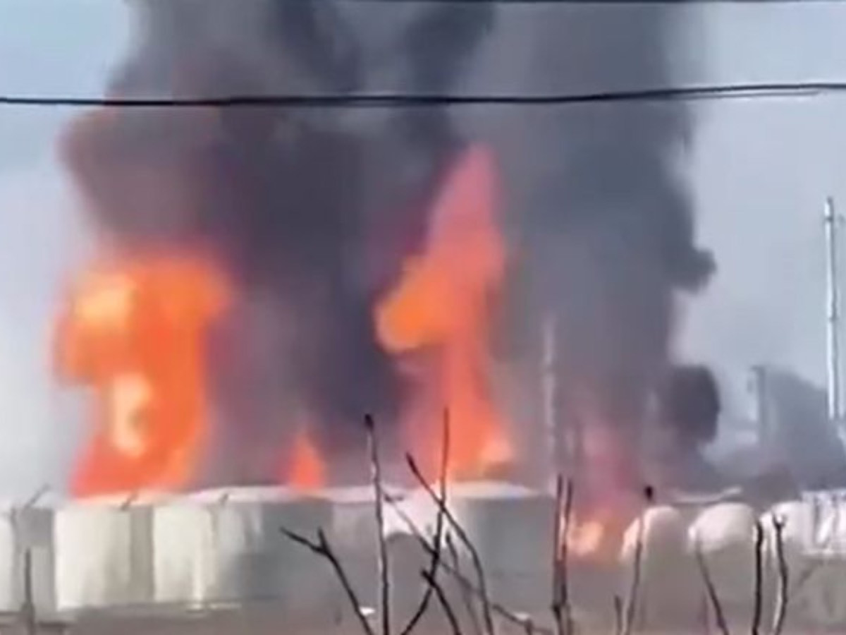 ВИДЕО: Хятадын химийн үйлдвэрт дэлбэрэлт болж, хорт бодис агуулсан утаа тархаж эхэлжээ